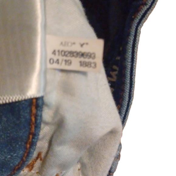 AMERICAN Eagle super distressed Next level stretch jeans.Size 2 short. No flaws. - Picture 7 of 10